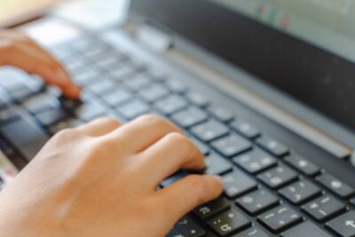 PC学習をする人の手