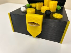 松山市のプログラミング教室TiNOの生徒が制作した、宝箱をモチーフにした3Dプリンター作品の貯金箱_2